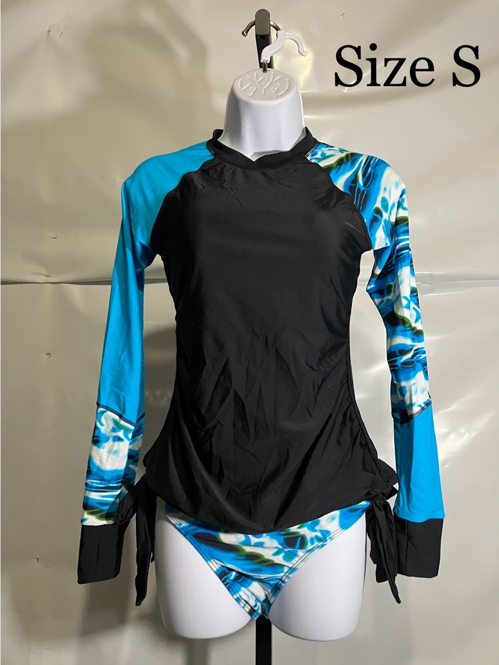 Women’s Long Sleeve Black & Blue Rash Guard Top Size Small